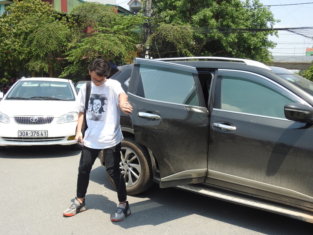 thi sinh cuoi xe hop hoa ninja de tranh nang di thi mon chuyen vao lop 10 o ha noi