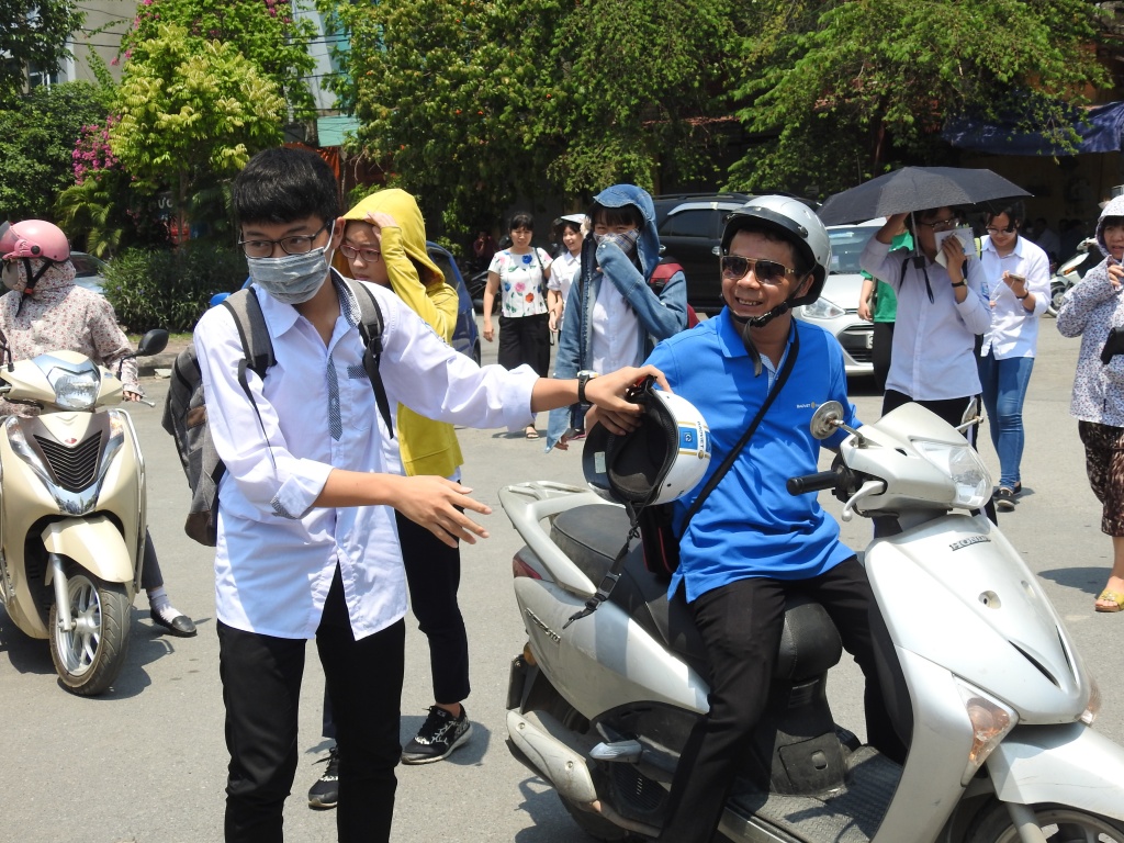 thi sinh cuoi xe hop hoa ninja de tranh nang di thi mon chuyen vao lop 10 o ha noi