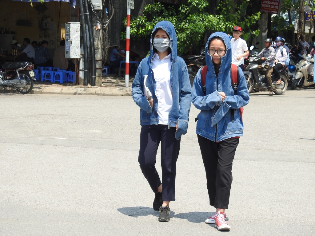 Thí sinh 'cưỡi' xế hộp, hóa 'Ninja' để tránh nắng đi thi vào lớp 10 ở Hà Nội thi sinh cuoi xe hop hoa ninja de tranh nang di thi mon chuyen vao lop 10 o ha noi
