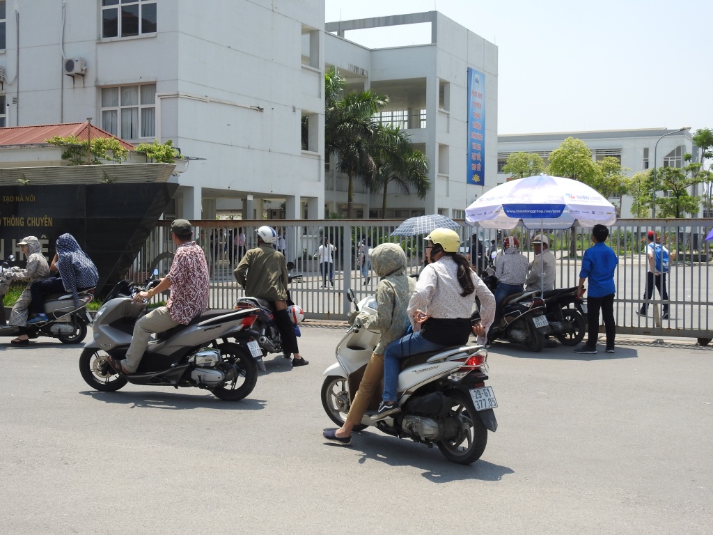 thi sinh cuoi xe hop hoa ninja de tranh nang di thi mon chuyen vao lop 10 o ha noi