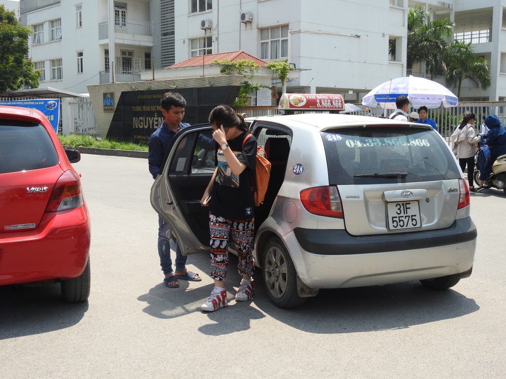 thi sinh cuoi xe hop hoa ninja de tranh nang di thi mon chuyen vao lop 10 o ha noi