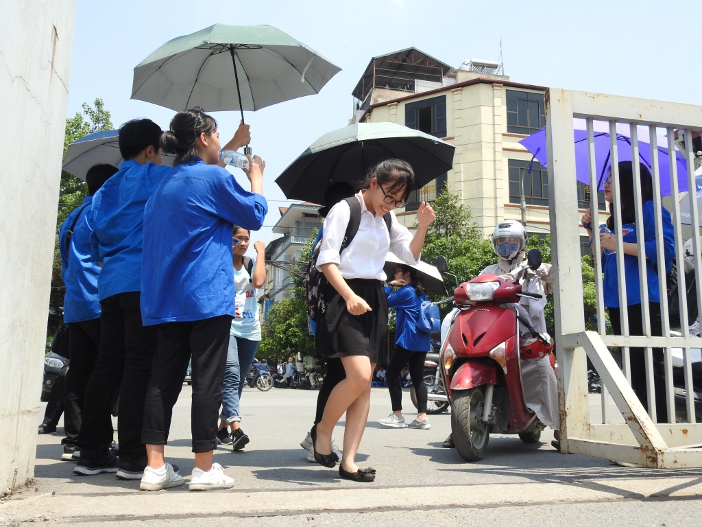 Thí sinh 'cưỡi' xế hộp, hóa 'Ninja' để tránh nắng đi thi vào lớp 10 ở Hà Nội thi sinh cuoi xe hop hoa ninja de tranh nang di thi mon chuyen vao lop 10 o ha noi
