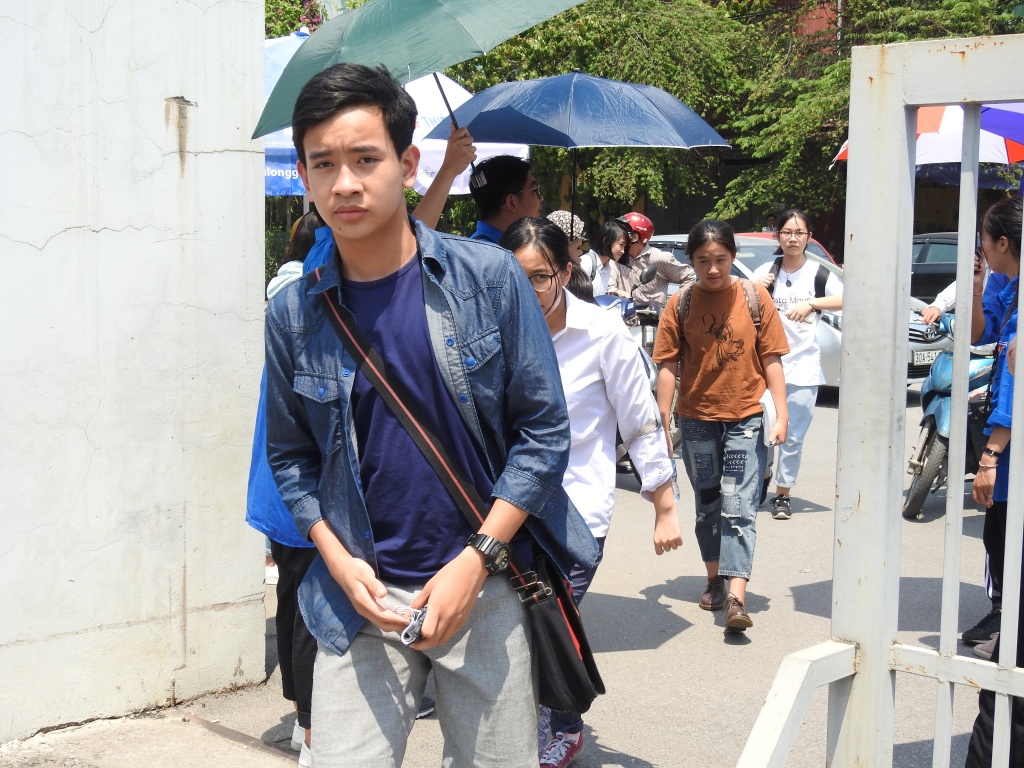 thi sinh cuoi xe hop hoa ninja de tranh nang di thi mon chuyen vao lop 10 o ha noi