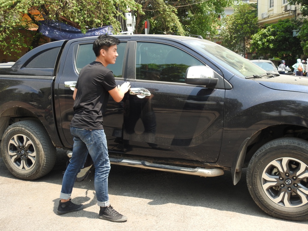 Thí sinh 'cưỡi' xế hộp, hóa 'Ninja' để tránh nắng đi thi vào lớp 10 ở Hà Nội thi sinh cuoi xe hop hoa ninja de tranh nang di thi mon chuyen vao lop 10 o ha noi