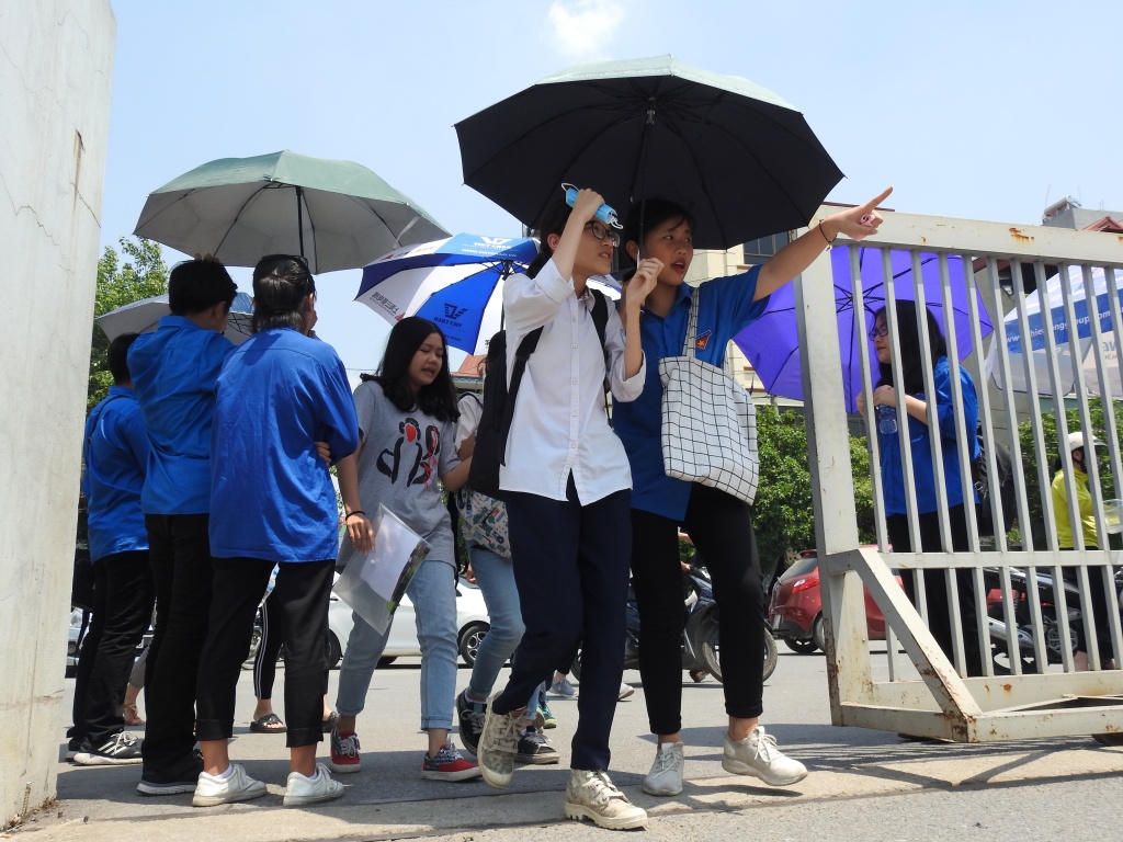 Dưới nắng nóng gay gắt, thanh niên tình nguyện 'trao nước tận tay, che ô tận đầu' cho thí sinh thi vào lớp 10 duoi nang nong gay gat thanh nien tinh nguyen trao nuoc tan tay che o tan dau cho thi sinh thi vao lop 10