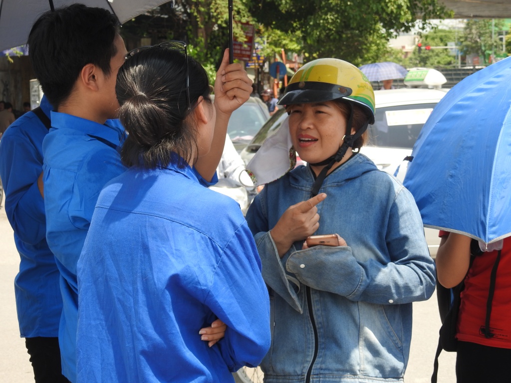 duoi nang nong gay gat thanh nien tinh nguyen trao nuoc tan tay che o tan dau cho thi sinh thi vao lop 10