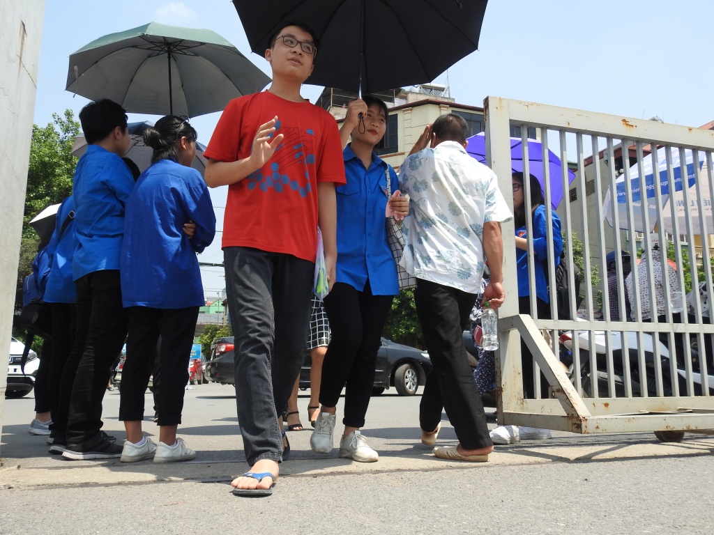 Dưới nắng nóng gay gắt, thanh niên tình nguyện 'trao nước tận tay, che ô tận đầu' cho thí sinh thi vào lớp 10 duoi nang nong gay gat thanh nien tinh nguyen trao nuoc tan tay che o tan dau cho thi sinh thi vao lop 10
