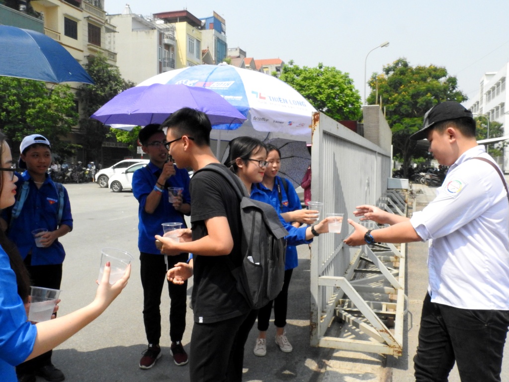 duoi nang nong gay gat thanh nien tinh nguyen trao nuoc tan tay che o tan dau cho thi sinh thi vao lop 10