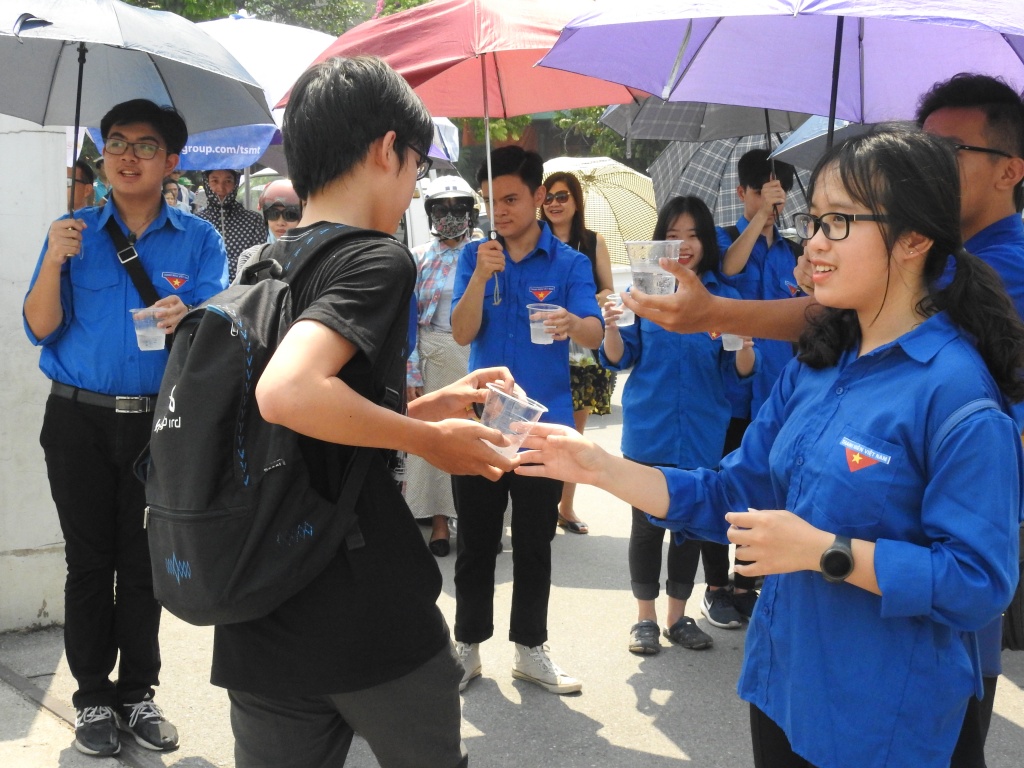Dưới nắng nóng gay gắt, thanh niên tình nguyện 'trao nước tận tay, che ô tận đầu' cho thí sinh thi vào lớp 10 duoi nang nong gay gat thanh nien tinh nguyen trao nuoc tan tay che o tan dau cho thi sinh thi vao lop 10