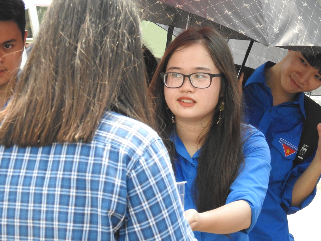 Dưới nắng nóng gay gắt, thanh niên tình nguyện 'trao nước tận tay, che ô tận đầu' cho thí sinh thi vào lớp 10 duoi nang nong gay gat thanh nien tinh nguyen trao nuoc tan tay che o tan dau cho thi sinh thi vao lop 10