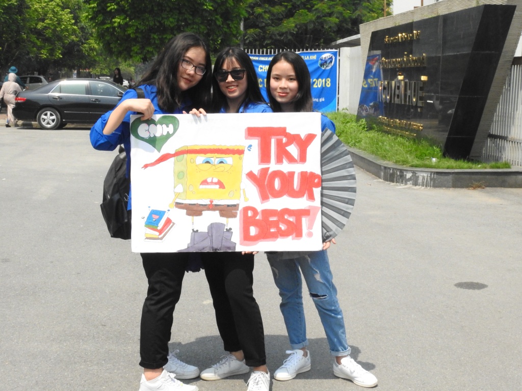 Dưới nắng nóng gay gắt, thanh niên tình nguyện 'trao nước tận tay, che ô tận đầu' cho thí sinh thi vào lớp 10 duoi nang nong gay gat thanh nien tinh nguyen trao nuoc tan tay che o tan dau cho thi sinh thi vao lop 10