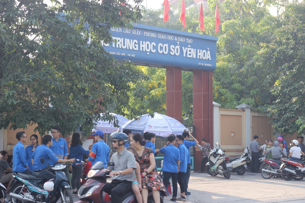 Dưới nắng nóng gay gắt, thanh niên tình nguyện 'trao nước tận tay, che ô tận đầu' cho thí sinh thi vào lớp 10 duoi nang nong gay gat thanh nien tinh nguyen trao nuoc tan tay che o tan dau cho thi sinh thi vao lop 10