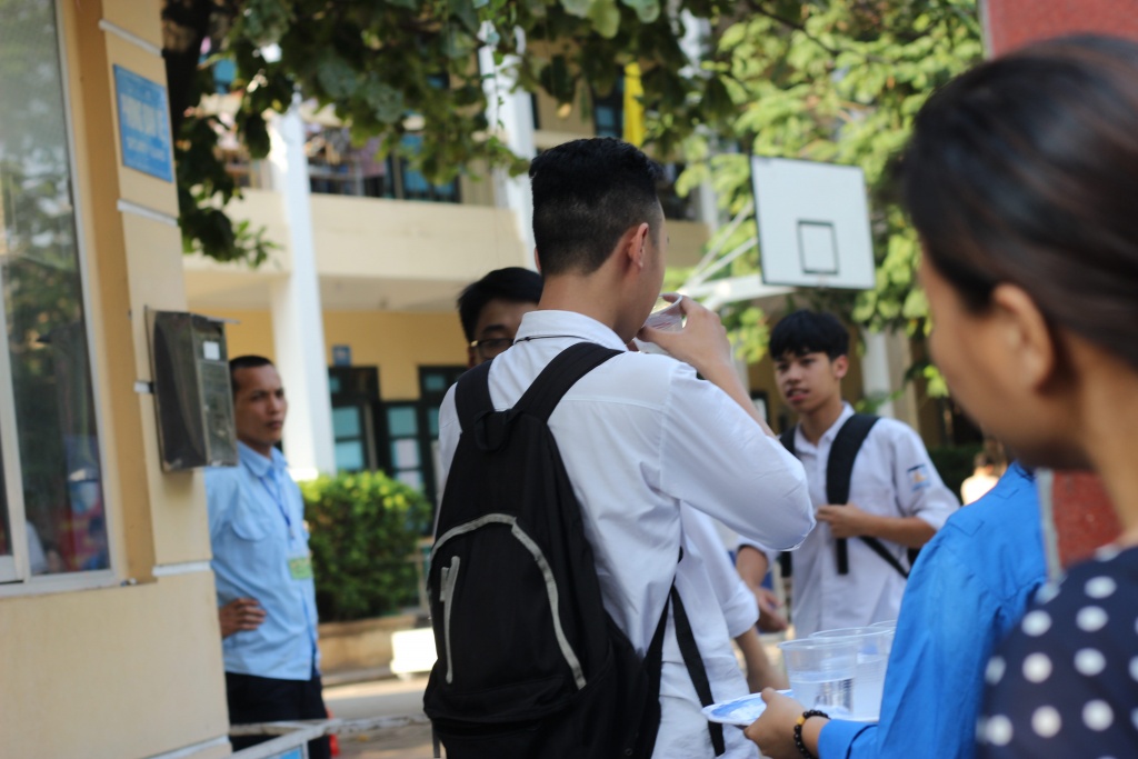 duoi nang nong gay gat thanh nien tinh nguyen trao nuoc tan tay che o tan dau cho thi sinh thi vao lop 10