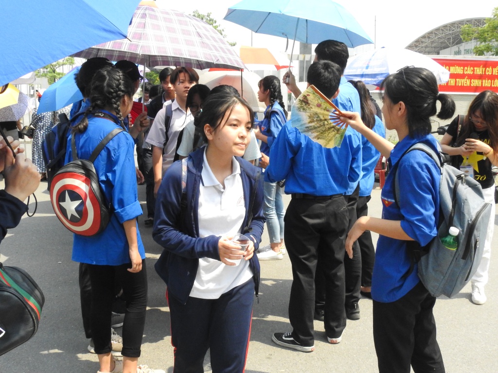 Dưới nắng nóng gay gắt, thanh niên tình nguyện 'trao nước tận tay, che ô tận đầu' cho thí sinh thi vào lớp 10 duoi nang nong gay gat thanh nien tinh nguyen trao nuoc tan tay che o tan dau cho thi sinh thi vao lop 10