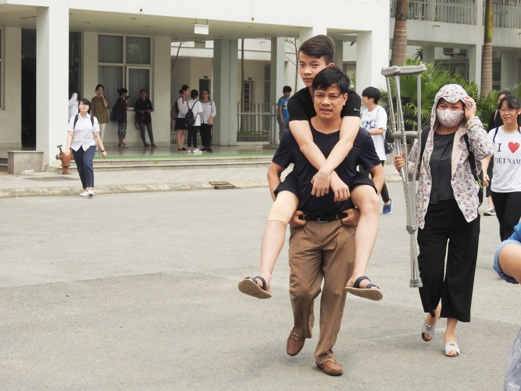 Những hình ảnh đẹp và ấn tượng trong kỳ thi vào lớp 10 tại Hà Nội năm 2018 nhung hinh anh dep va an tuong trong ky thi vao lop 10 tai ha noi nam 2018