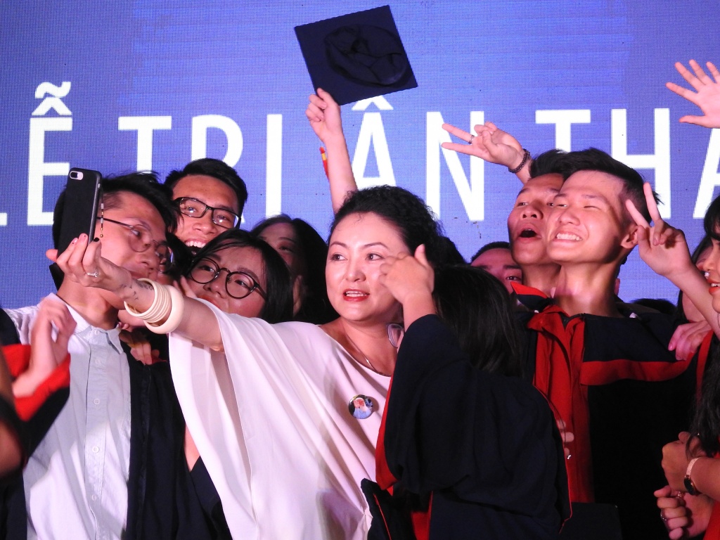 Hình ảnh đặc biệt trong trong lễ tri ân, trưởng thành học sinh lớp 12 Trường Lương Thế Vinh hinh anh dac biet trong trong le tri an truong thanh hoc sinh lop 12 truong luong the vinh