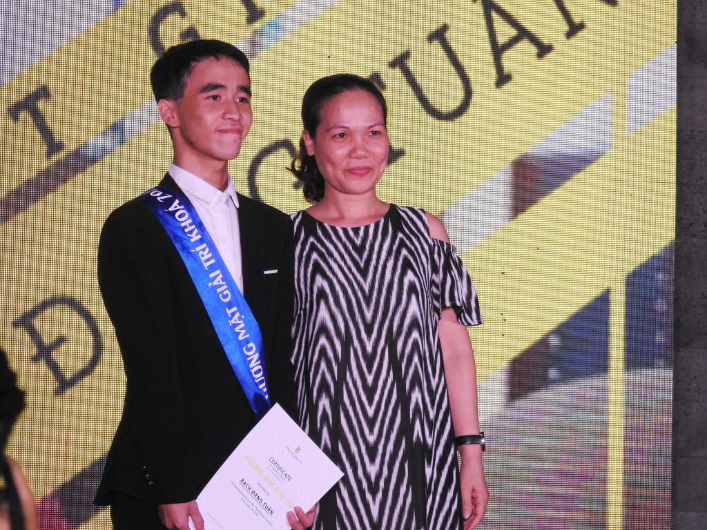 Hình ảnh đặc biệt trong trong lễ tri ân, trưởng thành học sinh lớp 12 Trường Lương Thế Vinh hinh anh dac biet trong trong le tri an truong thanh hoc sinh lop 12 truong luong the vinh