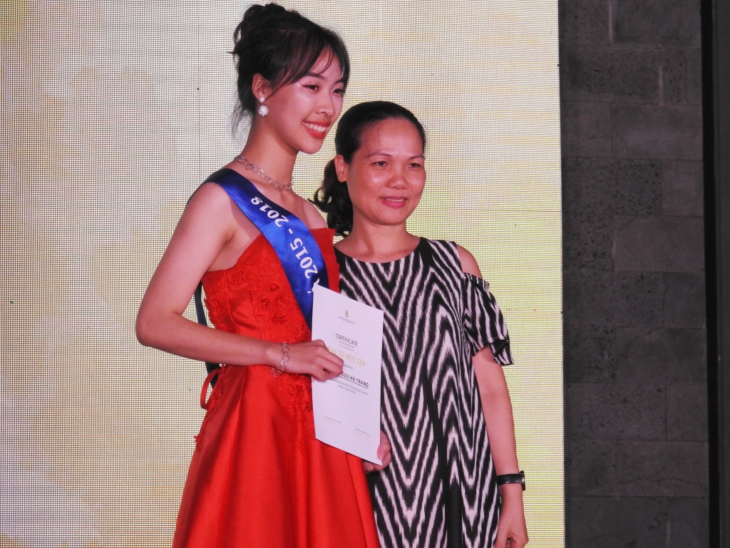 Hình ảnh đặc biệt trong trong lễ tri ân, trưởng thành học sinh lớp 12 Trường Lương Thế Vinh hinh anh dac biet trong trong le tri an truong thanh hoc sinh lop 12 truong luong the vinh