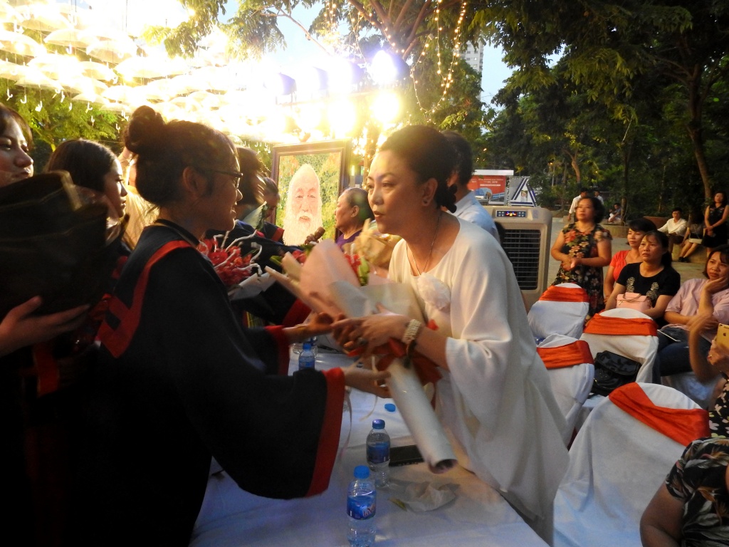 Hình ảnh đặc biệt trong trong lễ tri ân, trưởng thành học sinh lớp 12 Trường Lương Thế Vinh hinh anh dac biet trong trong le tri an truong thanh hoc sinh lop 12 truong luong the vinh