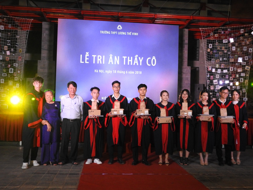 Hình ảnh đặc biệt trong trong lễ tri ân, trưởng thành học sinh lớp 12 Trường Lương Thế Vinh hinh anh dac biet trong trong le tri an truong thanh hoc sinh lop 12 truong luong the vinh