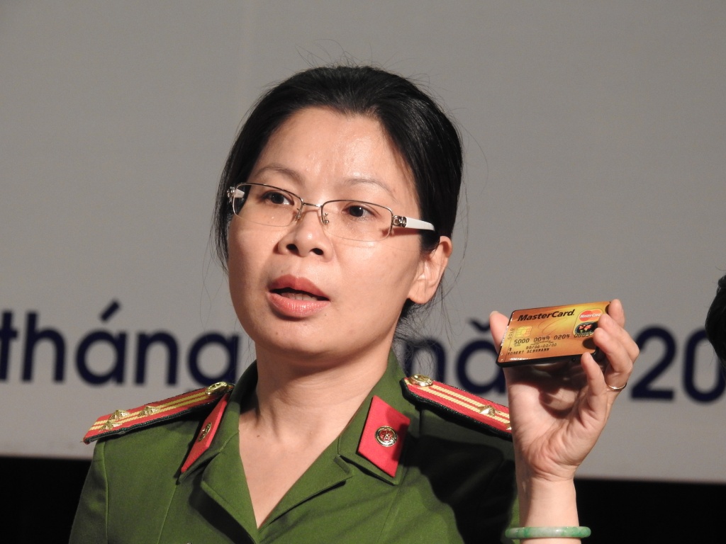 Công an Hà Nội: Thiết bị gian lận thi cử được làm giống thẻ ATM, chìa khóa cửa cong an ha noi thiet bi gian lan thi cu duoc lam giong the atm chia khoa cua