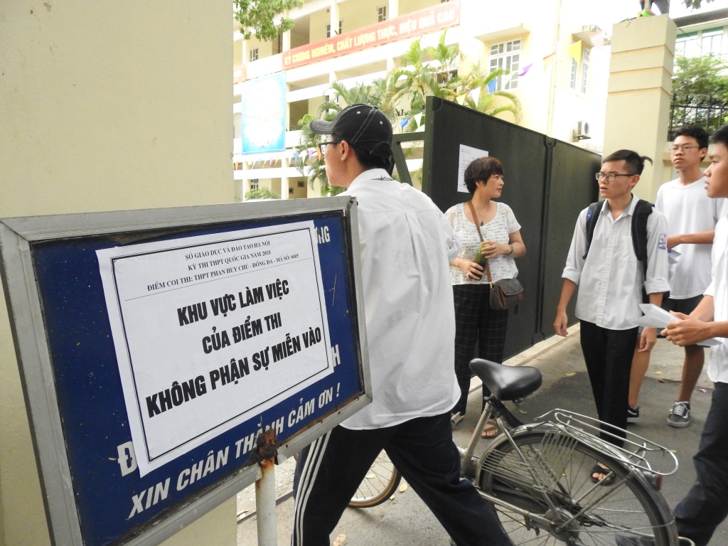 Thí sinh hồi hộp trong buổi làm thủ tục dự thi THPT quốc gia 2018 thi sinh hoi hop trong buoi lam thu tuc du thi thpt quoc gia 2018