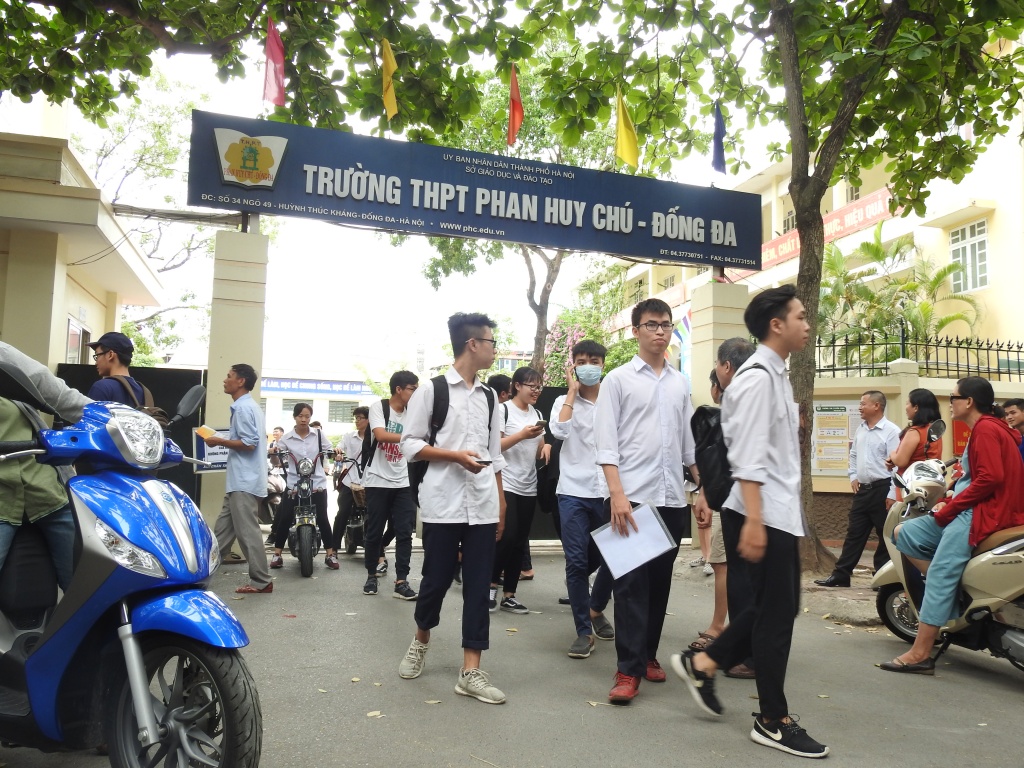 Thí sinh hồi hộp trong buổi làm thủ tục dự thi THPT quốc gia 2018 thi sinh hoi hop trong buoi lam thu tuc du thi thpt quoc gia 2018