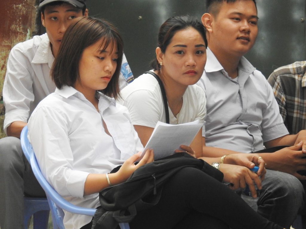 Thi THPT quốc gia 2018: Trước giờ thi môn Ngữ văn, nhiều thí sinh vẫn vùi đầu vào sách vở thi thpt 2018 thi sinh guc dau vao sach vo truoc gio thi mon ngu van