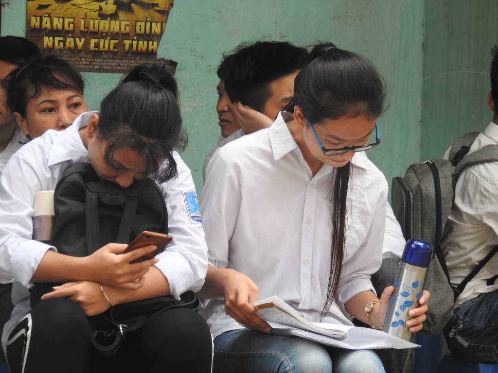 Thi THPT quốc gia 2018: Trước giờ thi môn Ngữ văn, nhiều thí sinh vẫn vùi đầu vào sách vở thi thpt 2018 thi sinh guc dau vao sach vo truoc gio thi mon ngu van
