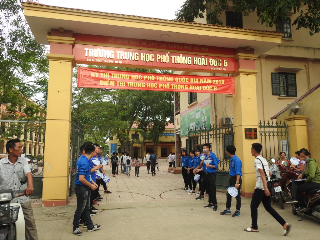 Thi THPT quốc gia 2018: Trước giờ thi môn Ngữ văn, nhiều thí sinh vẫn vùi đầu vào sách vở thi thpt 2018 thi sinh guc dau vao sach vo truoc gio thi mon ngu van