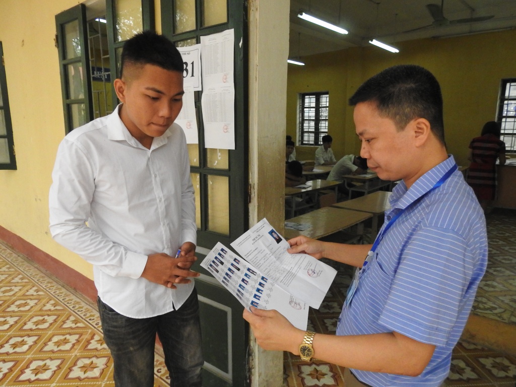 Thi THPT quốc gia 2018: Trước giờ thi môn Ngữ văn, nhiều thí sinh vẫn vùi đầu vào sách vở thi thpt 2018 thi sinh guc dau vao sach vo truoc gio thi mon ngu van