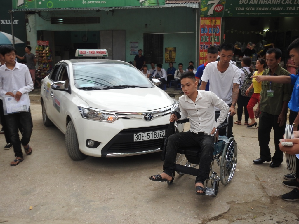 Trường thi chuẩn bị cả xe lăn cho thí sinh bị đau chân đến làm bài thi môn Ngữ văn truong thi chuan bi ca xe lan cho thi sinh bi dau chan den lam bai thi mon ngu van