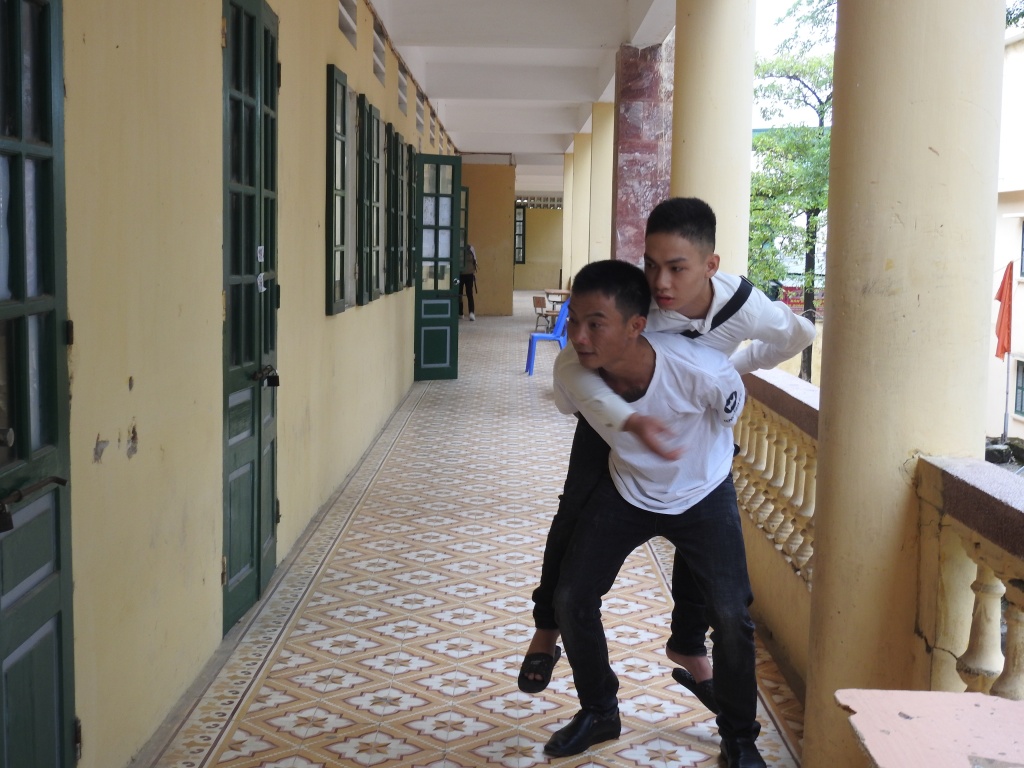 Trường thi chuẩn bị cả xe lăn cho thí sinh bị đau chân đến làm bài thi môn Ngữ văn truong thi chuan bi ca xe lan cho thi sinh bi dau chan den lam bai thi mon ngu van