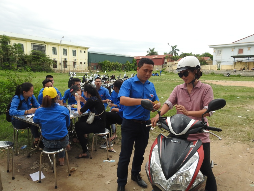 quat cam tay nuoc mat mien phi duoc thanh nien moi tan tay phu huynh ben ngoai phong thi