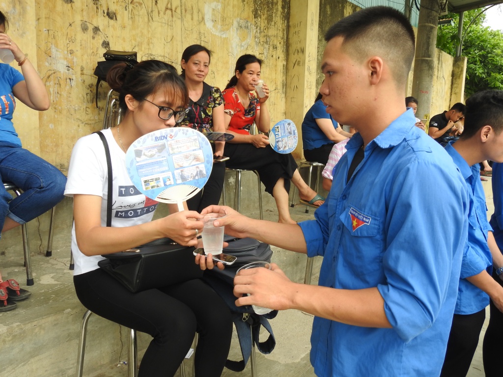 quat cam tay nuoc mat mien phi duoc thanh nien moi tan tay phu huynh ben ngoai phong thi