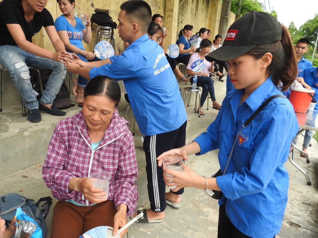 quat cam tay nuoc mat mien phi duoc thanh nien moi tan tay phu huynh ben ngoai phong thi