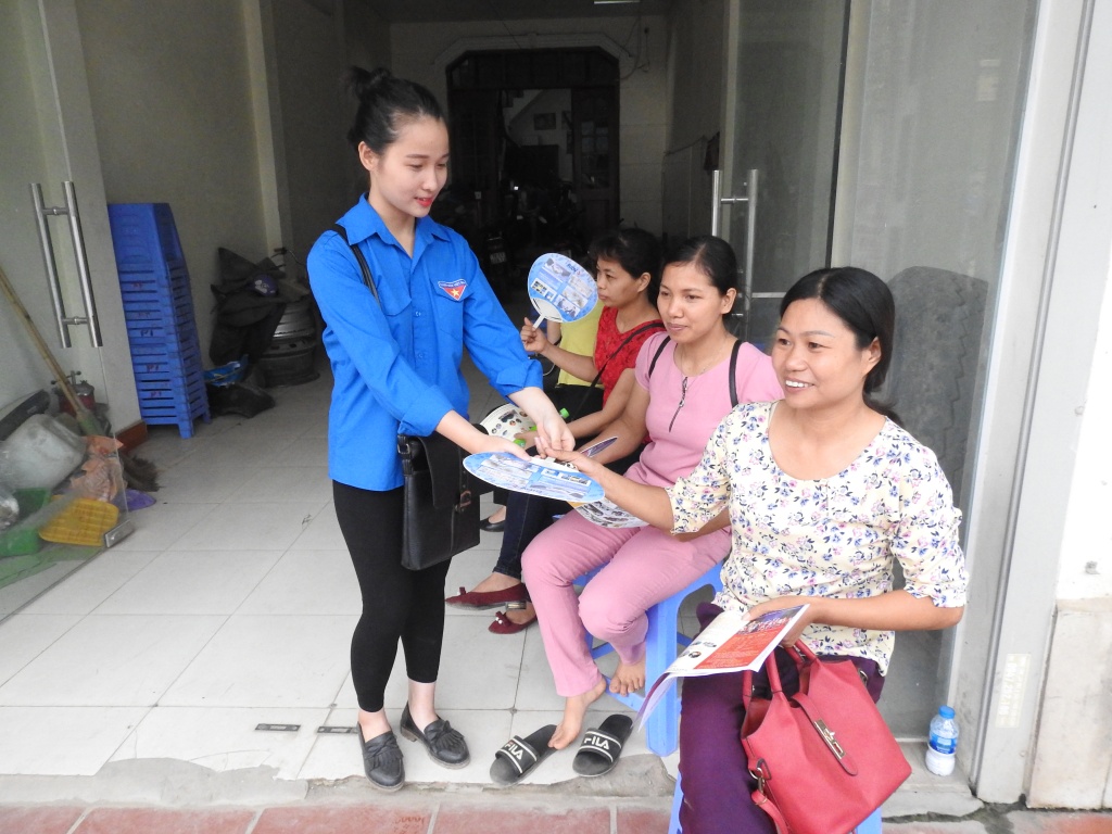 quat cam tay nuoc mat mien phi duoc thanh nien moi tan tay phu huynh ben ngoai phong thi