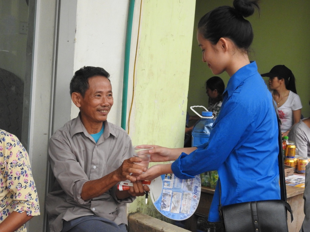 quat cam tay nuoc mat mien phi duoc thanh nien moi tan tay phu huynh ben ngoai phong thi