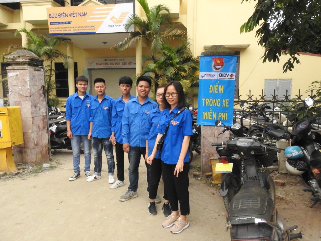 quat cam tay nuoc mat mien phi duoc thanh nien moi tan tay phu huynh ben ngoai phong thi
