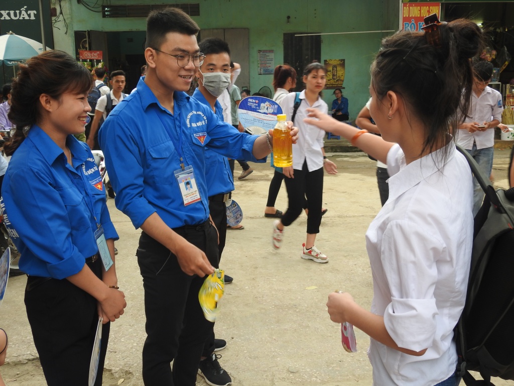 quat cam tay nuoc mat mien phi duoc thanh nien moi tan tay phu huynh ben ngoai phong thi