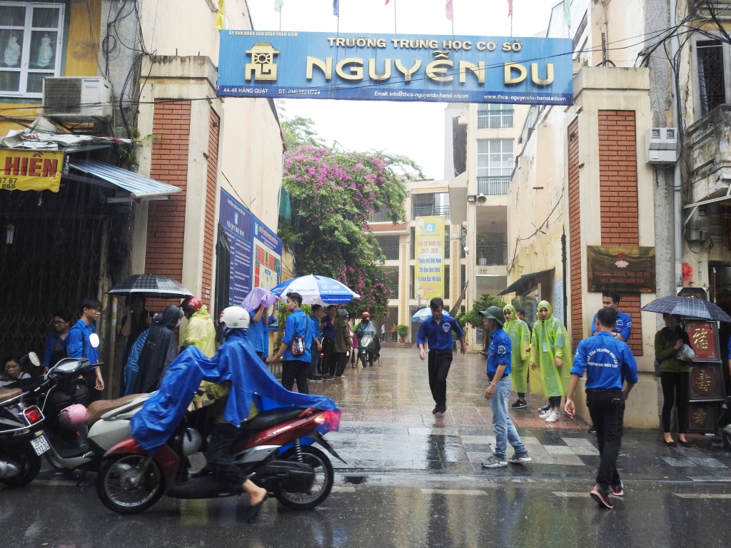 Thanh niên tình nguyện dầm mưa, che ô cho sĩ tử trong buổi cuối thi THPT quốc gia 2018 thanh nien tinh nguyen dam mua che o co lon cho thi sinh ra tan cong khi thi xong