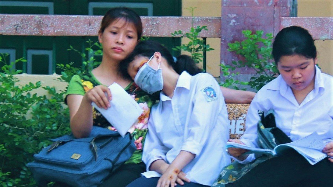 biet diem chuan vao lop 10 ha noi phu huynh bat khoc