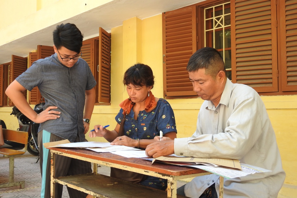 nang nong ham hap 40 do c phu huynh va si tu vat va di dang ky nhap hoc lop 10