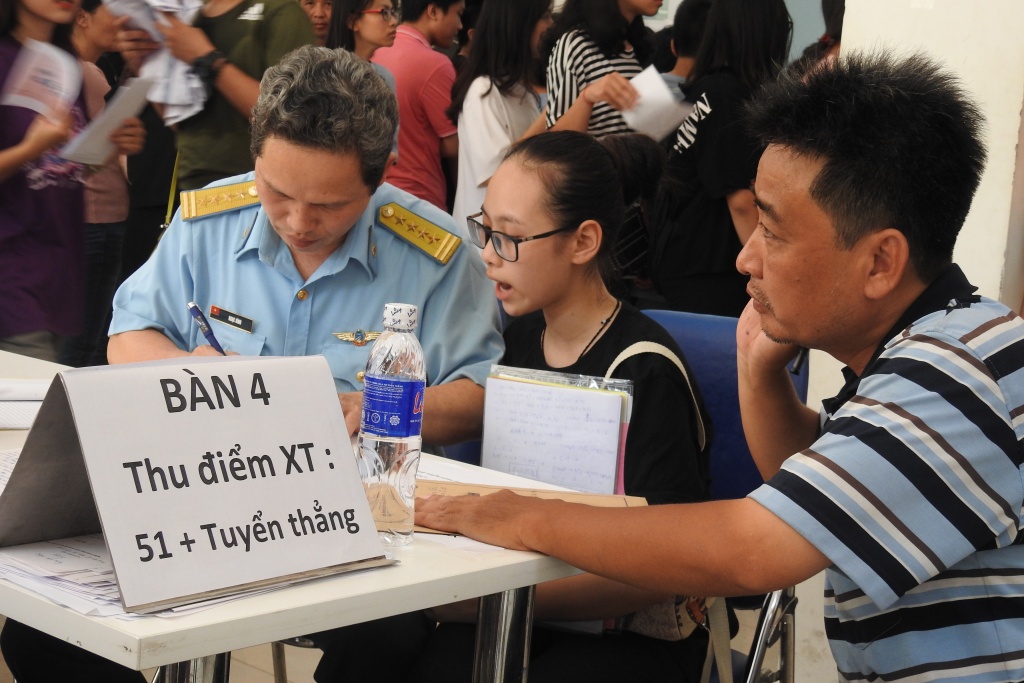 nang nong ham hap 40 do c phu huynh va si tu vat va di dang ky nhap hoc lop 10