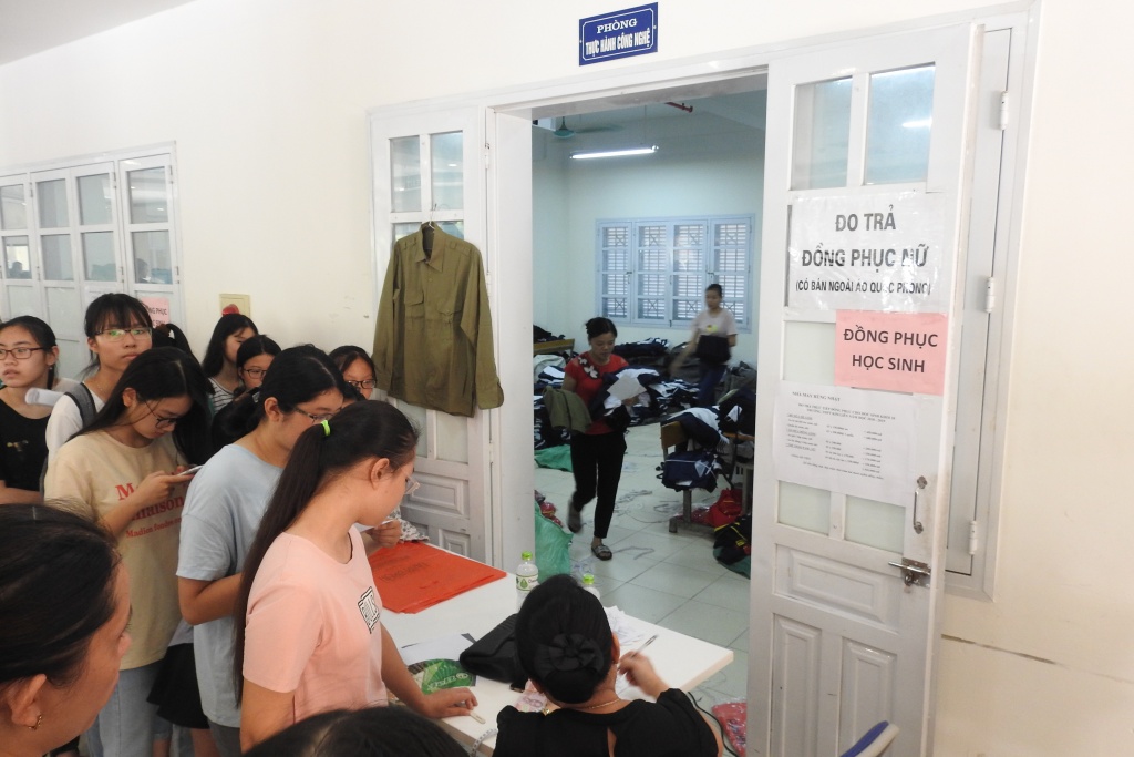 nang nong ham hap 40 do c phu huynh va si tu vat va di dang ky nhap hoc lop 10