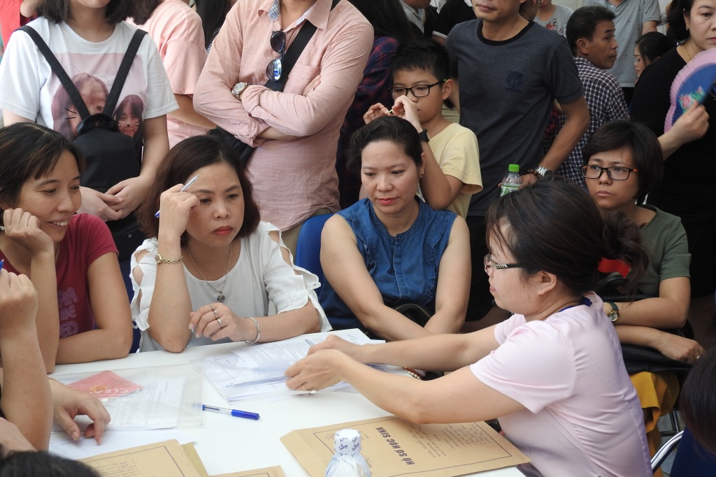 nang nong ham hap 40 do c phu huynh va si tu vat va di dang ky nhap hoc lop 10