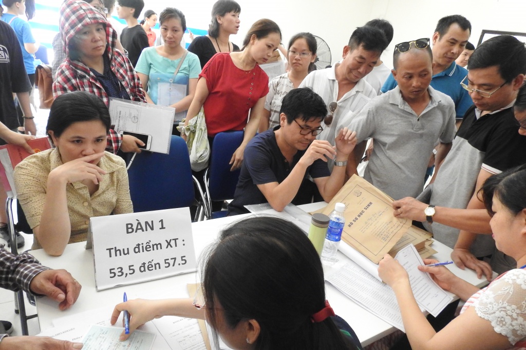 nang nong ham hap 40 do c phu huynh va si tu vat va di dang ky nhap hoc lop 10