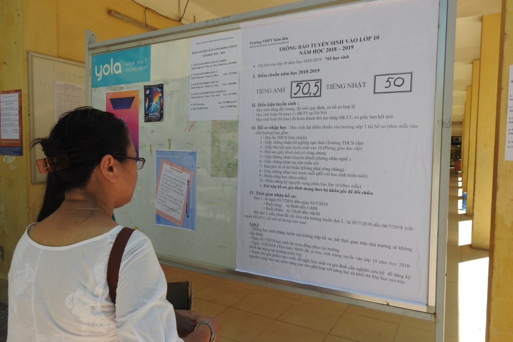 nang nong ham hap 40 do c phu huynh va si tu vat va di dang ky nhap hoc lop 10
