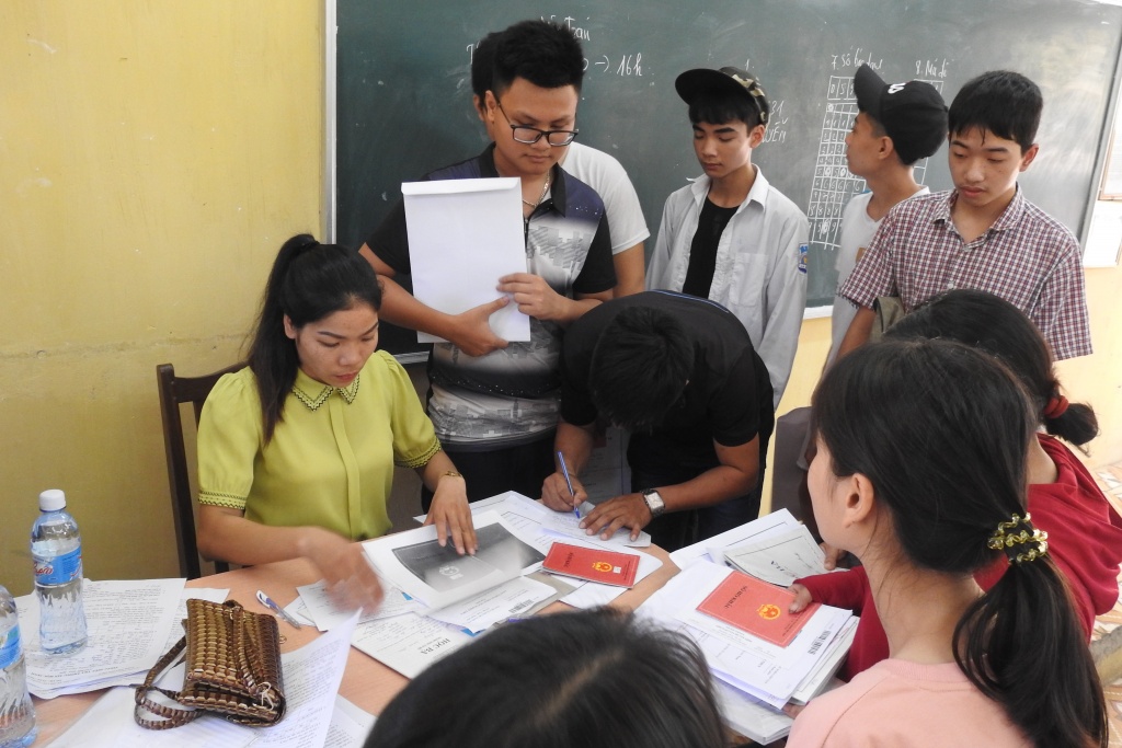 nang nong ham hap 40 do c phu huynh va si tu vat va di dang ky nhap hoc lop 10