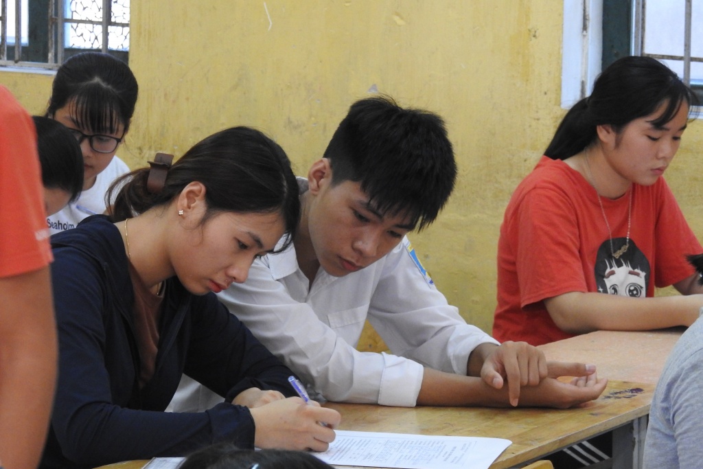 nang nong ham hap 40 do c phu huynh va si tu vat va di dang ky nhap hoc lop 10